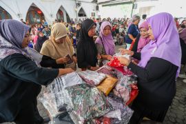 Pemkot-GOW Surabaya berikan bantuan untuk 7.250 keluarga miskin