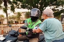 Pusdiklat Grha Samantha Giri Padang bagikan makanan "pabukoan" di kawasan Kota Tua (Video)
