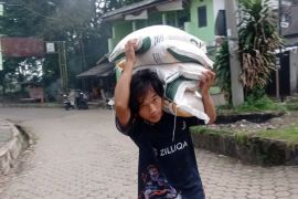 Bapanas gulirkan bantuan bahan pokok bagi warga miskin di Lebak