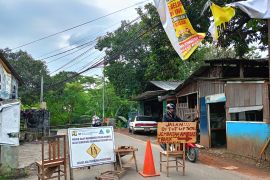 Jalan ditutup kembali imbas dua lubang besar di Jembatan Cipayung