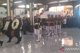 Panglima menerima jenazah Try Sutrisno untuk dimakamkan secara militer