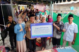 Anggota DPR serahkan bantuan untuk warga Wonokromo