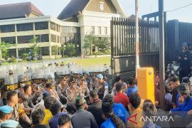 Wakapolda Kalsel dan mahasiswa duduk lesehan di aspal sambil dialog