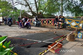 Belum sepekan, Jembatan di Cipayung amblas lagi setelah diperbaiki