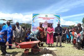 Wabup Jayawijaya letakkan batu pertama pembangunan Gereja Kingmi Yonggime
