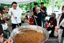 Menbud buka "Rendang untuk Sumatera", salurkan 17.000 paket rendang