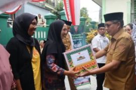 Pemkot Ambon beri 100 paket sembako untuk warga BTN Manusela