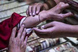 Harga emas Antam pada Selasa anjlok Rp13.000 per gram