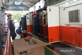 KAI Madiun lakukan perawatan lokomotif hadapi angkutan Lebaran 2026