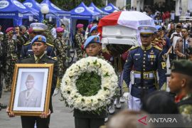 Putra kedua Try Sutrisno jadi imam shalat jenazah sang ayah