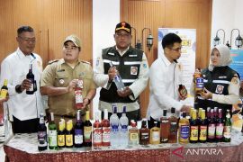 Razia Ramadhan, operasi gabungan sita 400 lebih botol miras di Jaktim