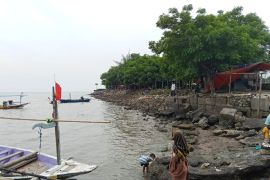 Indahnya senja Suramadu dan pantai yang dipungut: Antara PKL, jukir, dan hak publik atas pantai