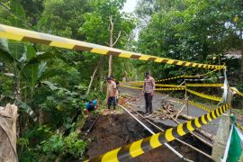 Akibat longsor, Polres Lumajang larang kendaraan berat melintas