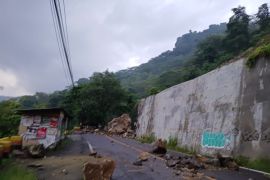 Longsor tutup total jalan nasional Trenggalek--Ponorogo