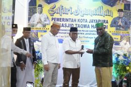 Pemkot Jayapura salurkan bantuan bagi pengurus masjid Hamadi