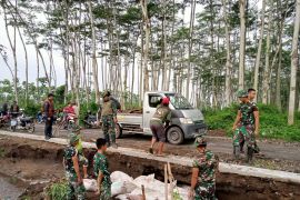 TNI bantu perbaiki jalan ambrol di Kediri