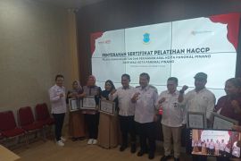 Pemkot Pangkalpinang serahkan sertifikat HACCP kepada sembilan UMKM Perikanan