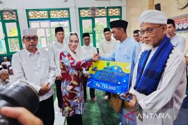 Bupati Natuna Cen Sui Lan salurkan insentif untuk imam dan marbot