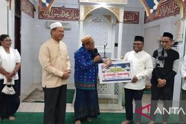 Pemkot Sorong salurkan bantuan 600 kg beras untuk dua masjid