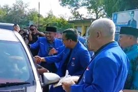 PAN Bima turun ke jalan, Bagikan ratusan takjil dan minyak goreng