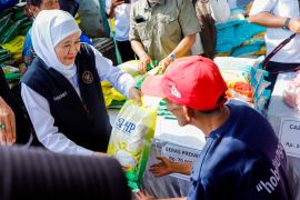 Pemprov Jatim gelar pasar murah di Lamongan kendalikan harga bahan pokok