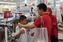 Telkomsel ajak anak-anak panti asuhan belanja dan berbagi keberkahan