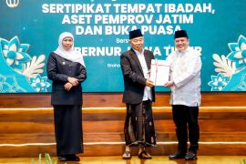 Khofifah-BPN Jatim serahkan 444 sertifikat pemprov dan tempat ibadah