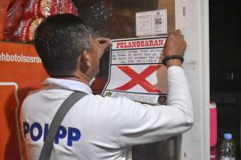 Satpol PP Surabaya sita puluhan botol minum keras saat razia Ramadhan
