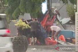 Hujan deras dan angin kencang rusak sejumlah bangunan di Sidoarjo