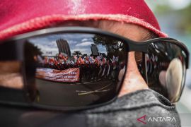 Buruh berunjukrasa  tuntut pembayaran THR tanpa potongan pajak