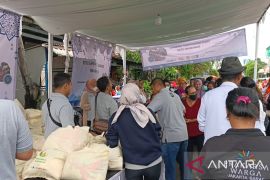 Warga serbu tebus murah sembako di Taman Kota Jakbar