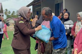 Kejati Sumbar bagikan 1.040 paket bantuan makanan pokok saat Ramadhan