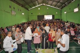 Kang Rajiv Bagikan 30.000 Paket Sembako di Bandung