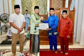 Pemkot Batam salurkan bantuan hibah untuk 30 masjid saat Safari Ramadhan 1447 H