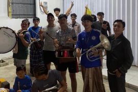 Unik! Pemuda Hibrida Ujung bangunkan sahur pakai drum band
