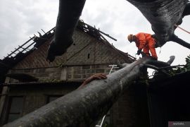 Penanganan dampak bencana angin kencang di Tulungagung