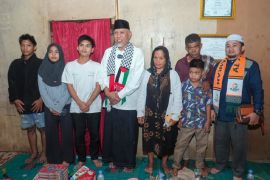 Gubernur Mahyeldi serahkan bantuan bedah rumah Rp25 Juta untuk keluarga Gatot di Sawahlunto