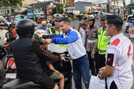 Asmo Sulsel dan Polres Gowa bagikan helm SNI kepada pengendara