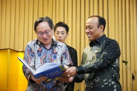 Kedubes Jepang menerima buku gastro diplomasi Indonesia