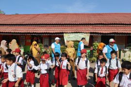 Danantara-PLN salurkan paket alat tulis ke SDN 68 Singkawang