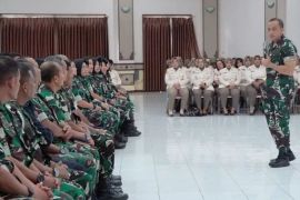 Danlanud Iswahjudi ingatkan personel TNI waspadai godaan judol dan pinjol