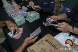 Rupiah melemah jadi Rp16.930 per dolar AS