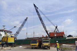 Barang dibongkar di pelabuhan Babel pada Januari 2026 turun