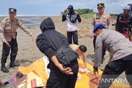 Petugas gabungan temukan jasad nelayan asal Sukabumi terdampar di Cianjur