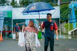 Perbanas dan Artha Graha Peduli gelar bazar ribuan paket sembako murah