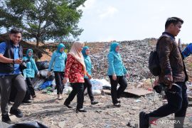 Peduli warga TPA Sukawinatan, Tim PKK Palembang bagikan 50 paket sembako