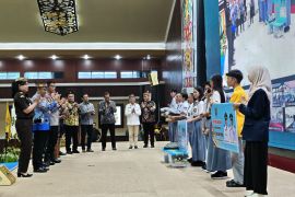 Seragam gratis sasar lebih dari 60 ribu pelajar di Kalimantan Tengah