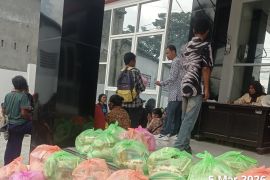 Pemkot-Palu salurkan logistik kepada 80 KK terdampak banjir di Wana