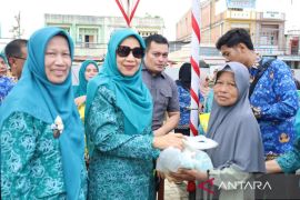 TP PKK Madina hadirkan gerakan pangan murah, warga serbu paket sembako