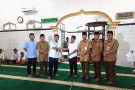 Safari Ramadan Pemkab Belitung di Suak Gual, PLN salurkan 50 paket berkah untuk yatim dan Dhuafa